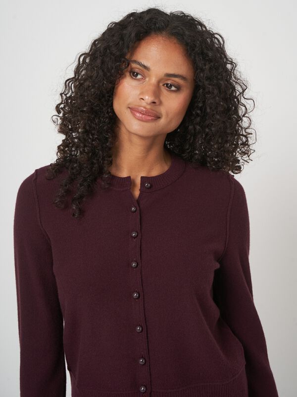 Gilet court boutons nacre en cachemire image number 4