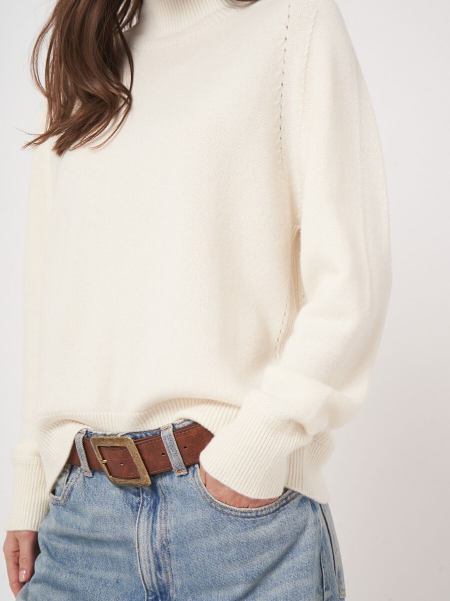 Naadloze kasjmier trui met opstaande kraag image number 2