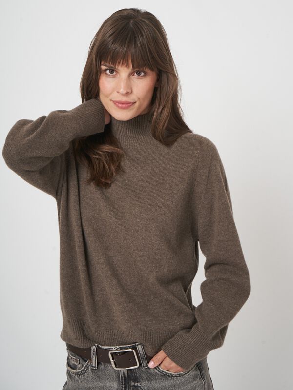 Pull sans couture en cachemire – col montant élégant image number 4