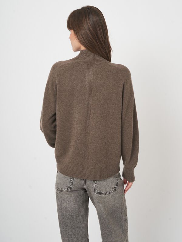 Pull sans couture en cachemire – col montant élégant image number 5