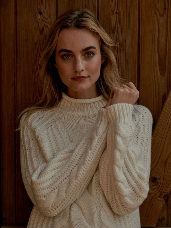 Kaschmirpullover mit Zopfmuster und Stehkragen image number 4