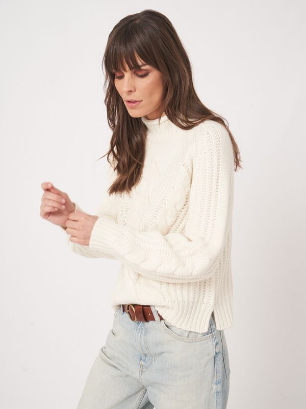 Kaschmirpullover mit Zopfmuster und Stehkragen image number 9