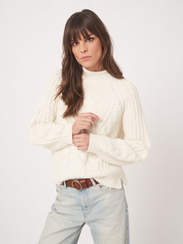 Kaschmirpullover mit Zopfmuster und Stehkragen image number 11