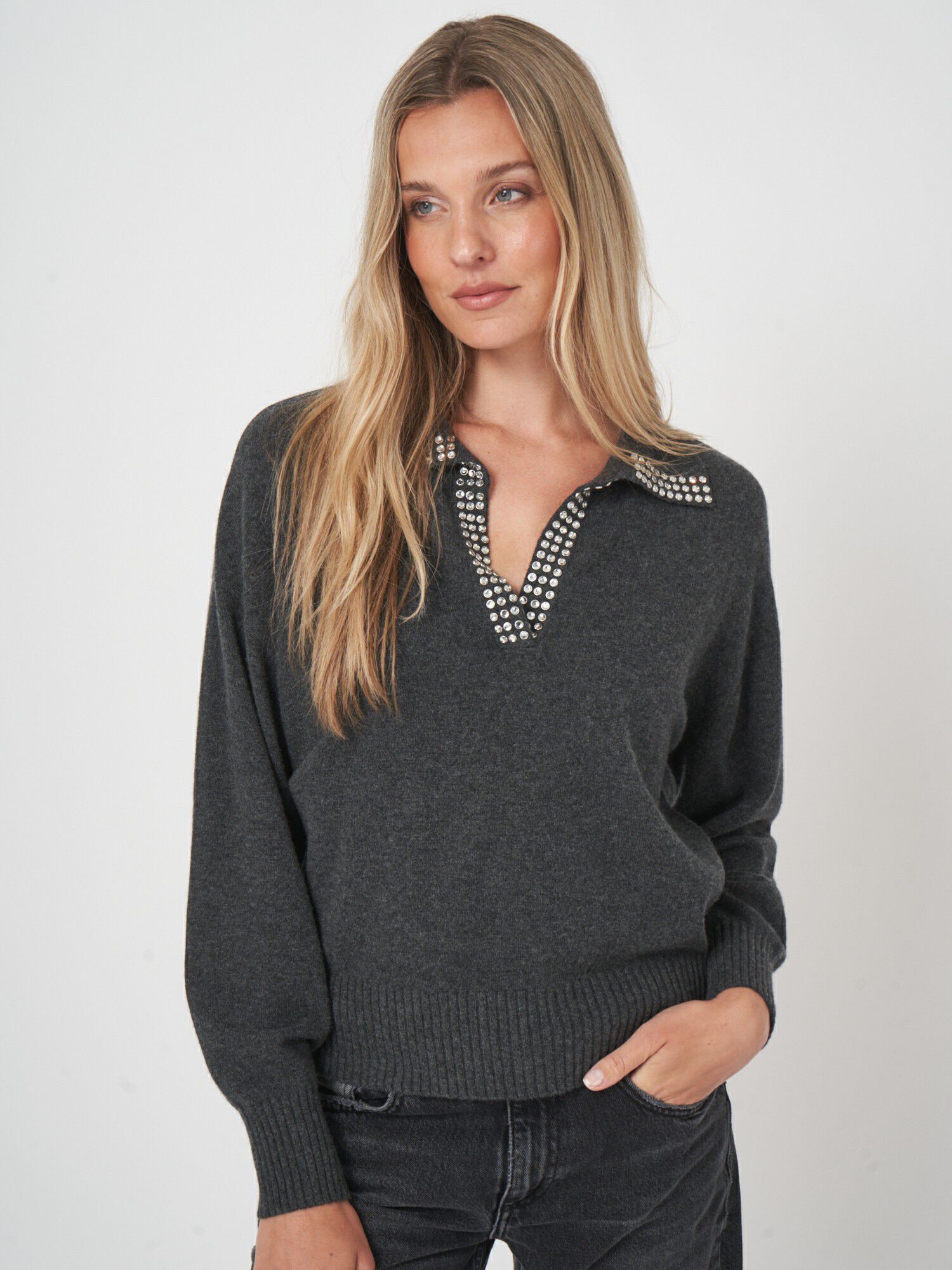 Luxe kasjmier damestrui met parelaccenten afbeelding