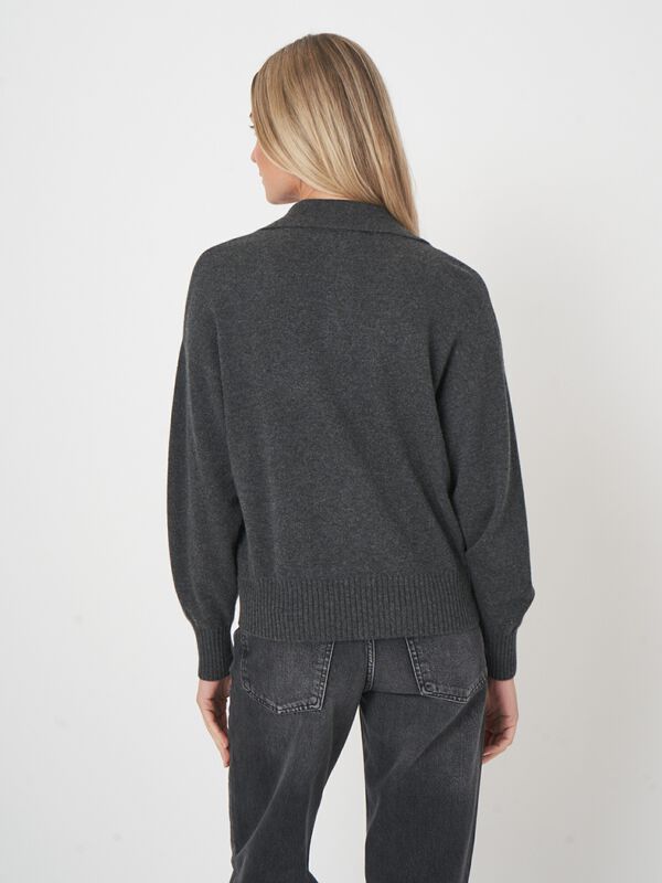 Luxe kasjmier damestrui met parelaccenten image number 4