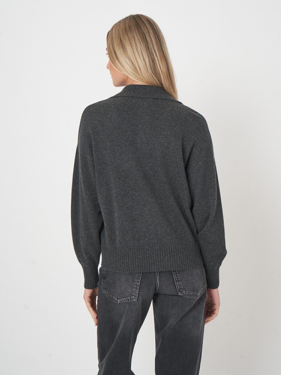 Pull ample en cachemire – perles brodées élégantes image number 4