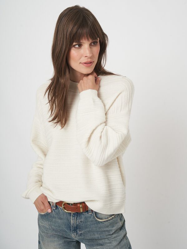 Kastig geschnittener Rippstrick-Kaschmirpullover image number 0