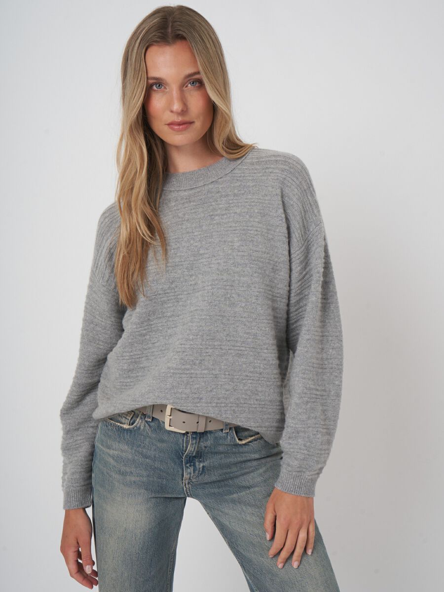 Kastig geschnittener Rippstrick-Kaschmirpullover image number 1