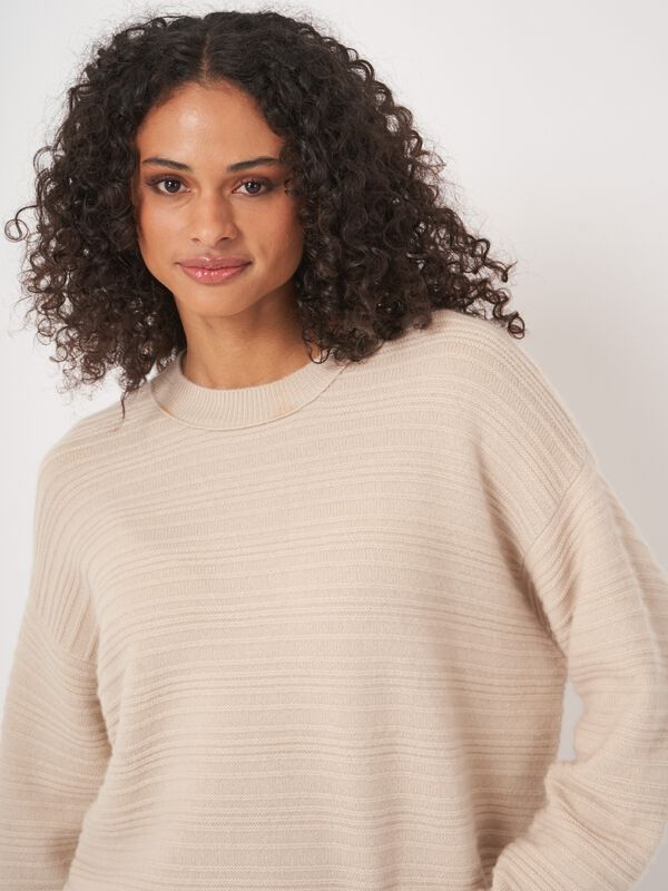 Kastig geschnittener Rippstrick-Kaschmirpullover image number 4