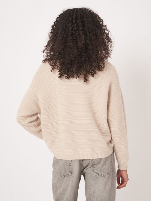 Kastig geschnittener Rippstrick-Kaschmirpullover image number 8