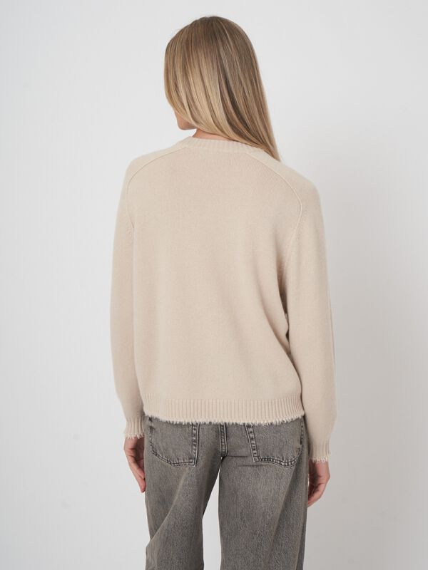 Relaxed fit kasjmier trui met ronde hals image number 3