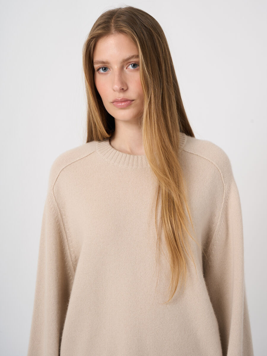 Oversized-Kaschmirpullover mit Fransen image number 1