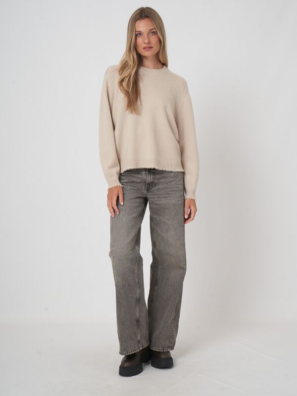 Relaxed fit kasjmier trui met ronde hals image number 4