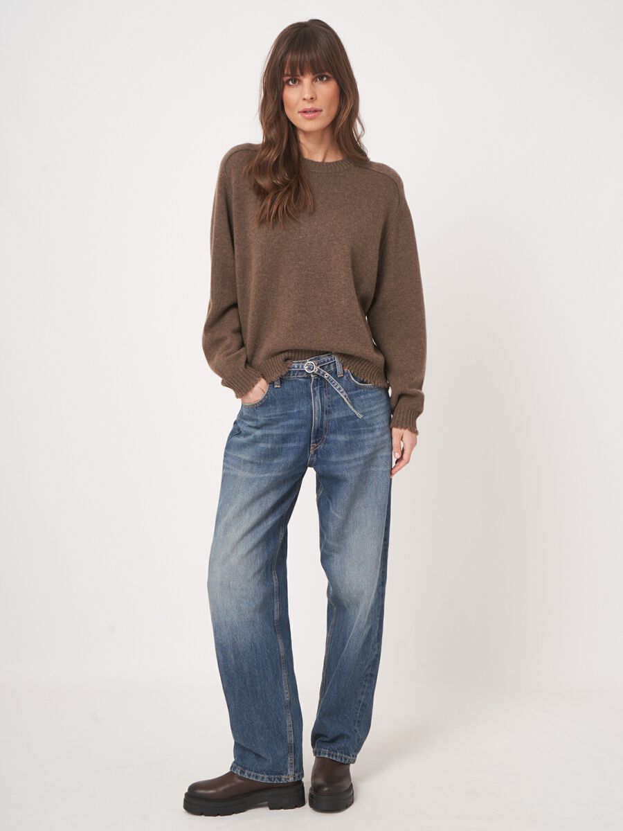 Relaxed fit kasjmier trui met ronde hals image number 1