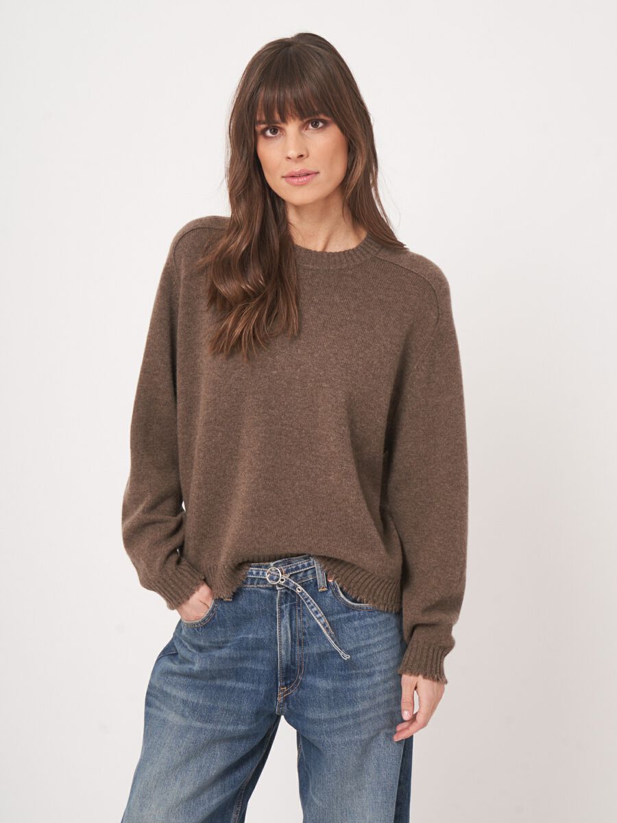 Relaxed fit kasjmier trui met ronde hals image number 9