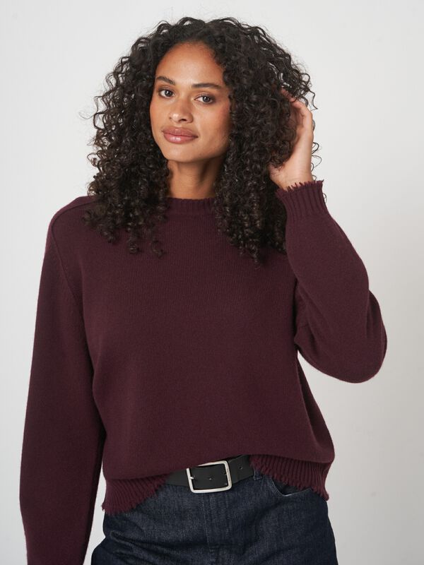 Relaxed fit organic cashmere round neck sweater image number 3