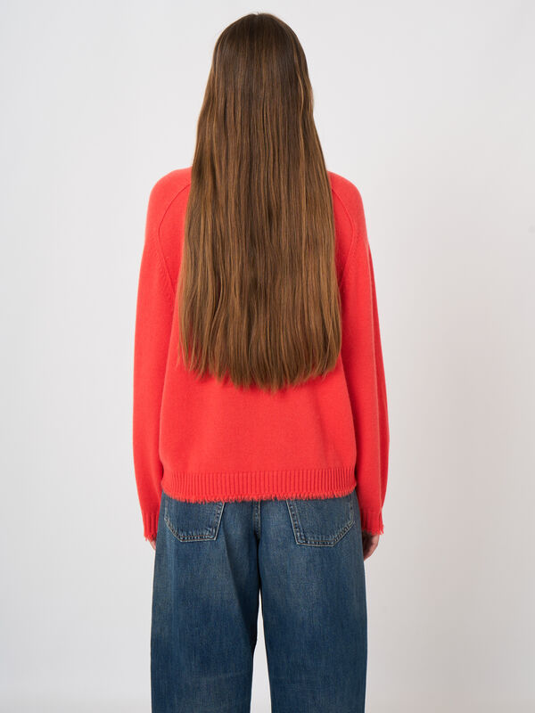 Oversized-Kaschmirpullover mit Fransen image number 3