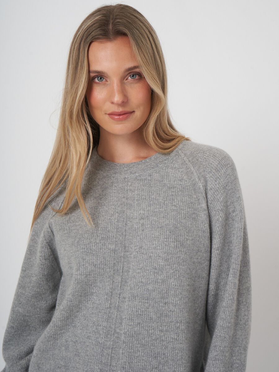 Relaxed fitt ribbed knitted sweater image number 2