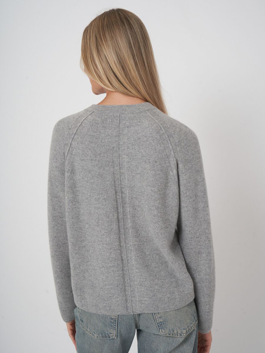 Relaxed fitt ribbed knitted sweater image number 3