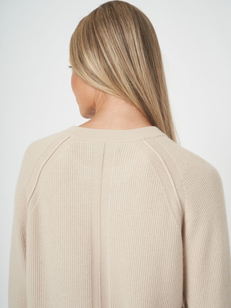 Relaxed fitt ribbed knitted sweater image number 3