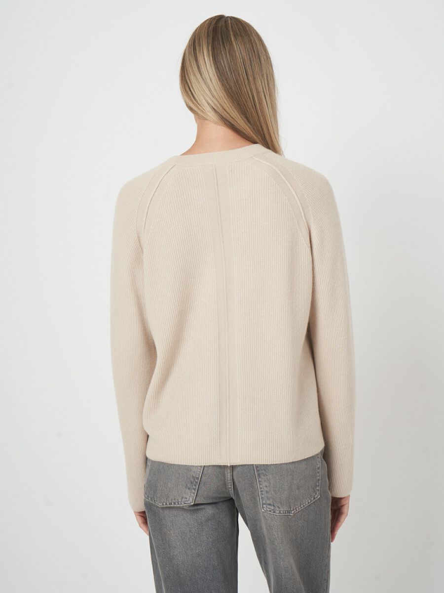 Relaxed fitt ribbed knitted sweater image number 4