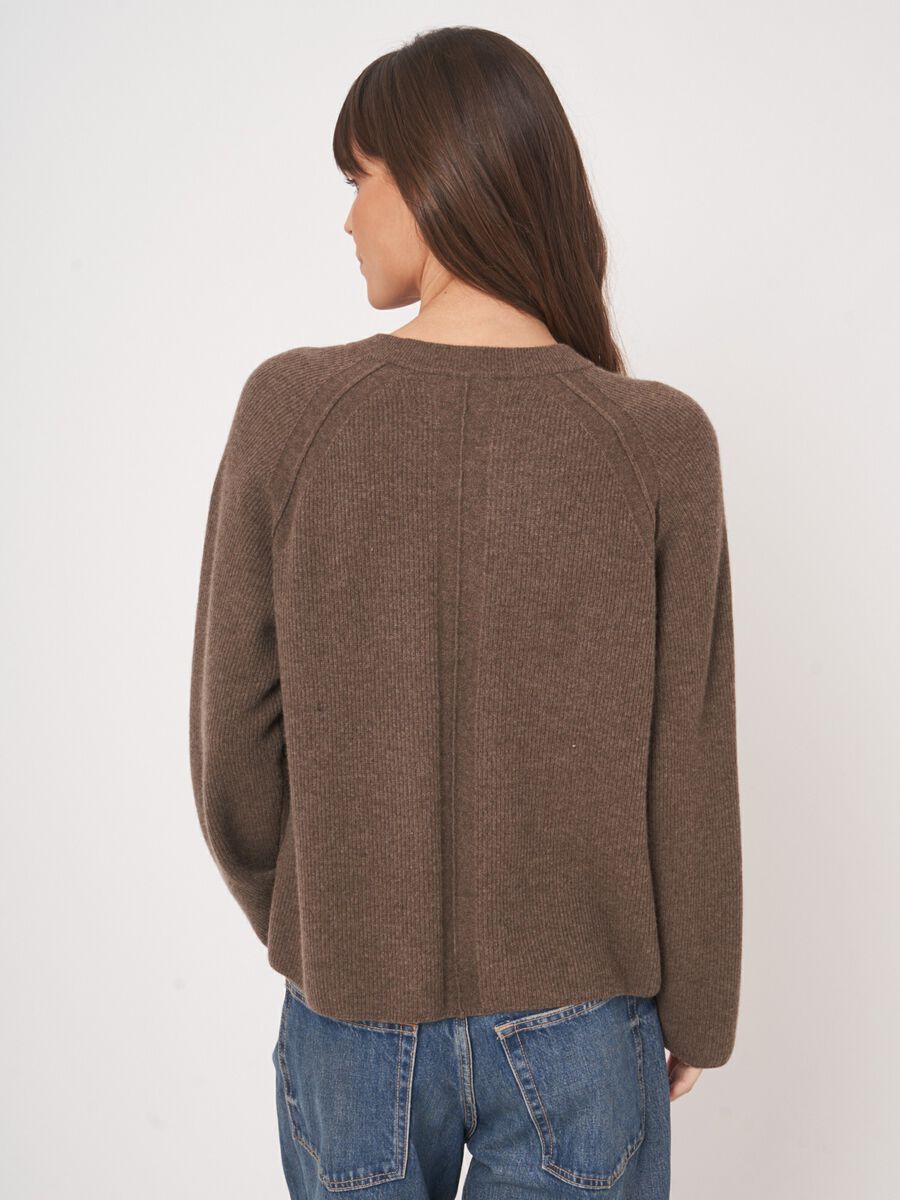 Lockerer Kaschmirpullover mit feiner Rippstruktur image number 7