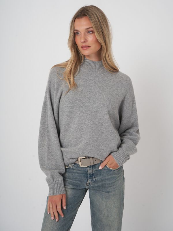 Nahtloser Kaschmirpullover mit Stehkragen im Boxy Fit image number 1