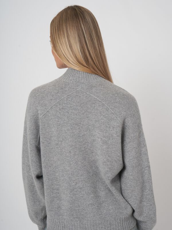 Nahtloser Kaschmirpullover mit Stehkragen im Boxy Fit image number 2