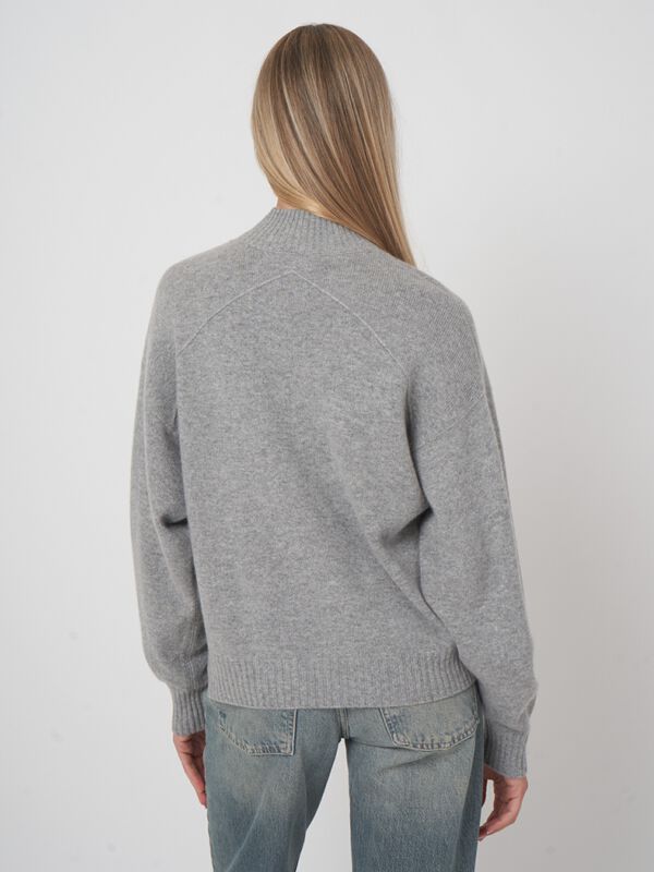 Nahtloser Kaschmirpullover mit Stehkragen im Boxy Fit image number 4