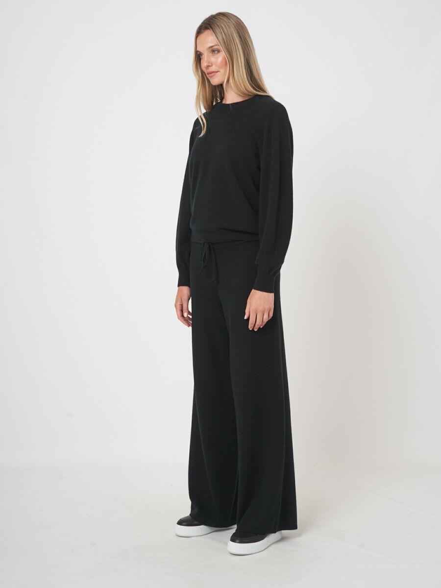 Weit geschnittene Strickhose aus Bio-Kaschmir image number 2