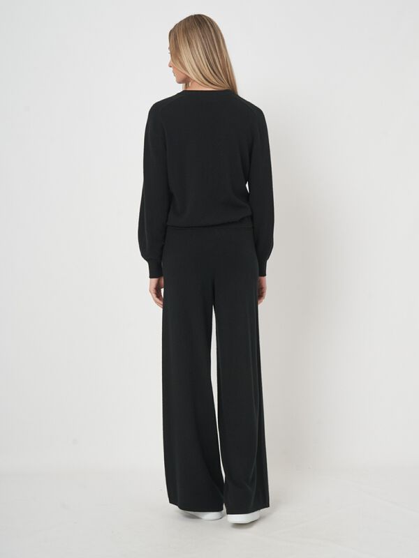 Pantalon détente en cachemire coupe large image number 3