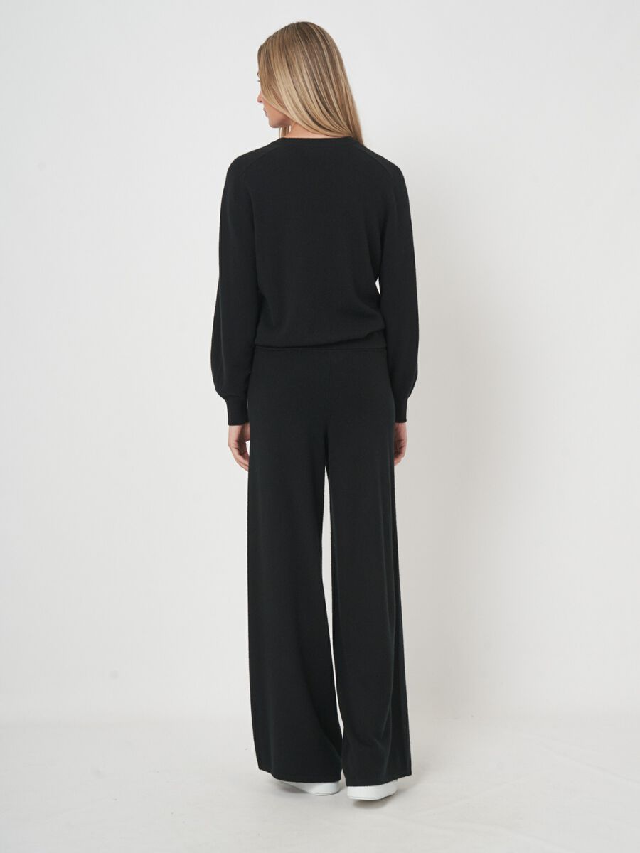 Weit geschnittene Strickhose aus Bio-Kaschmir image number 3