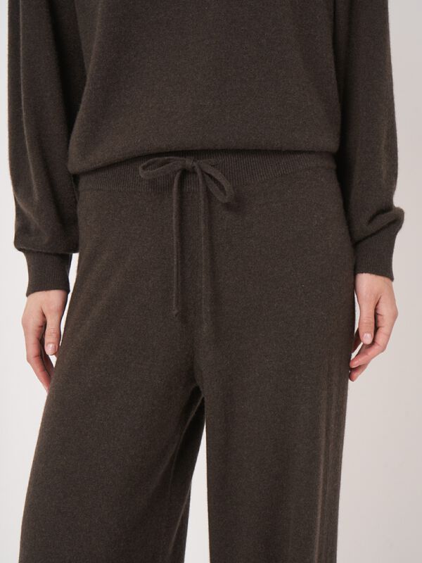 Pantalon détente en cachemire coupe large image number 4