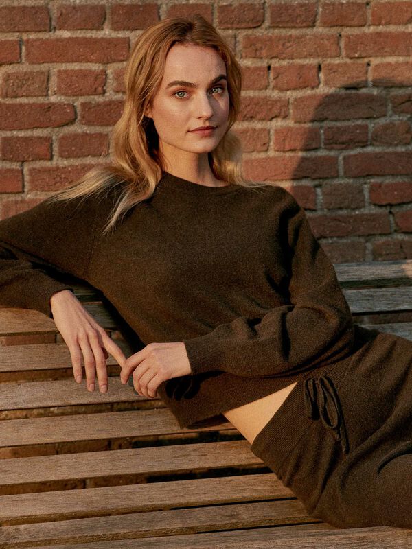 Pantalon détente en cachemire coupe large image number 5