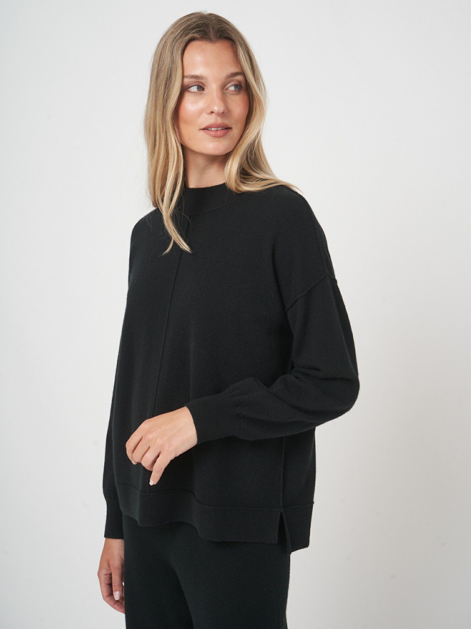 Oversized fijngebreide kasjmier trui met opstaande kraag afbeelding
