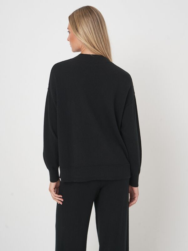 Oversized fijngebreide kasjmier trui met opstaande kraag image number 4