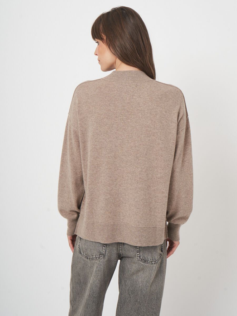 Oversized fijngebreide kasjmier trui met opstaande kraag image number 6