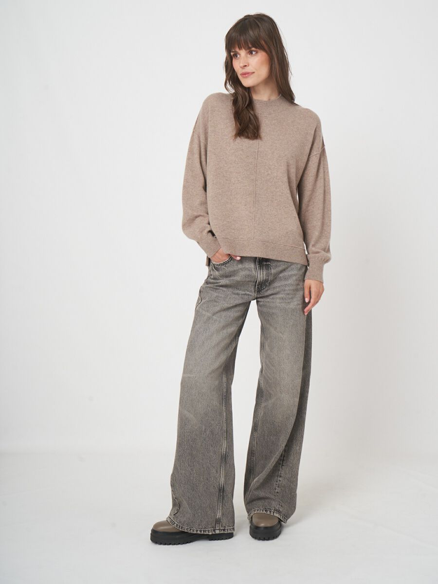 Oversized fijngebreide kasjmier trui met opstaande kraag image number 7
