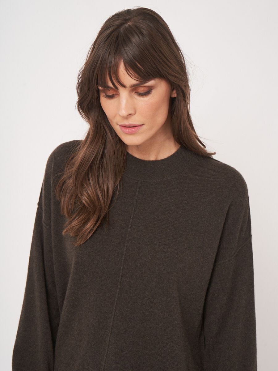 Oversized fijngebreide kasjmier trui met opstaande kraag image number 2