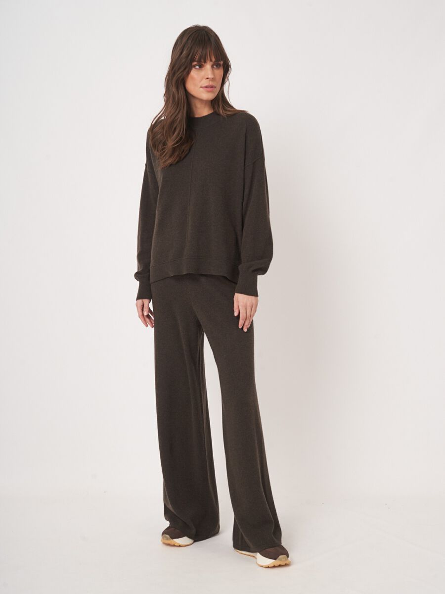 Oversized fijngebreide kasjmier trui met opstaande kraag image number 4