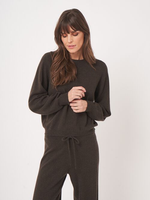 Lightweight cropped sweater with round neck