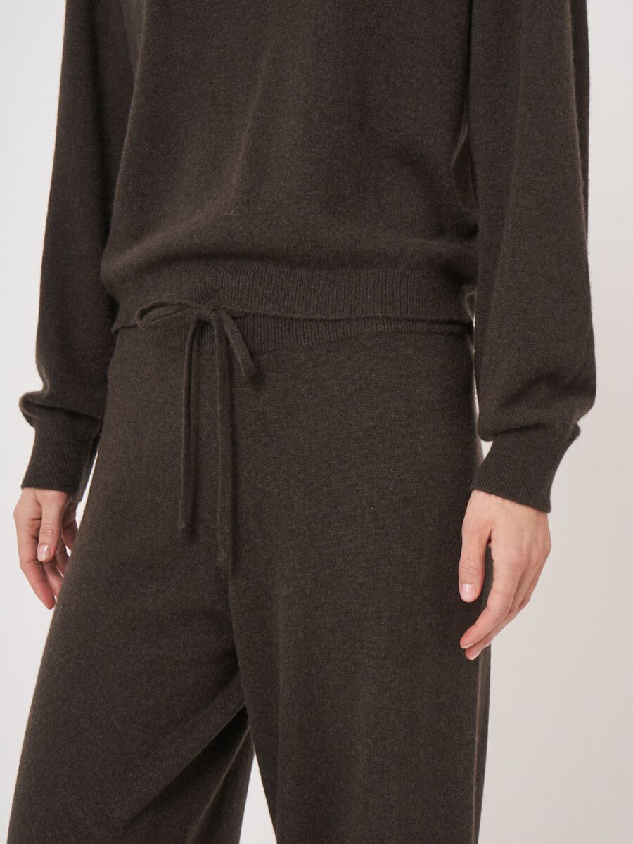 Lightweight cropped sweater with round neck image number 5