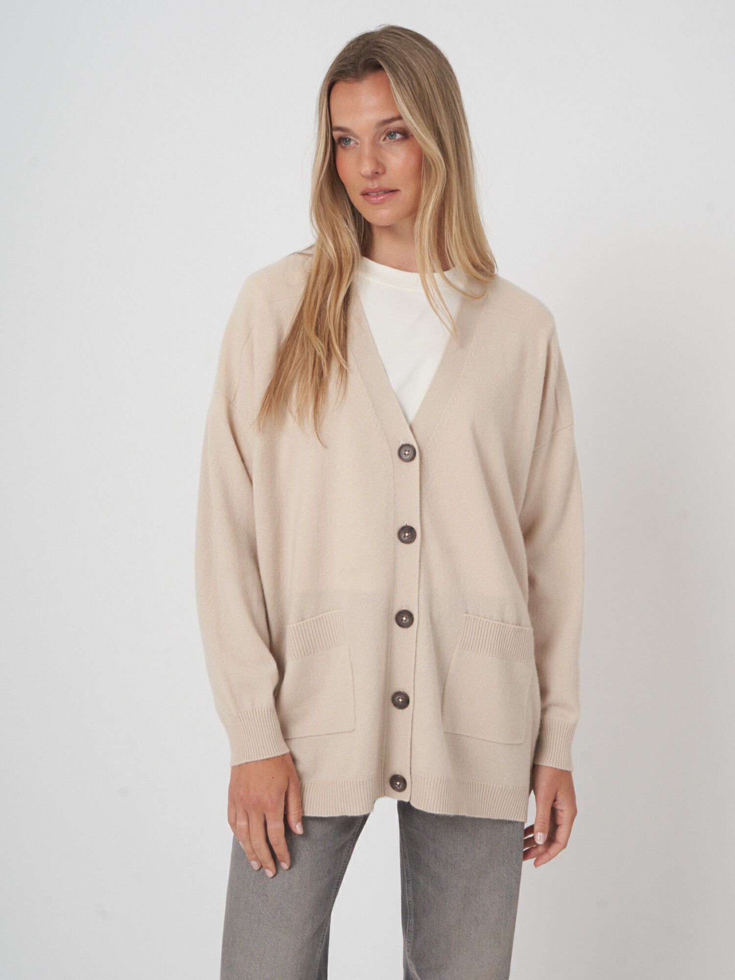 Oversized fijngebreid kasjmier vest met v-hals afbeelding