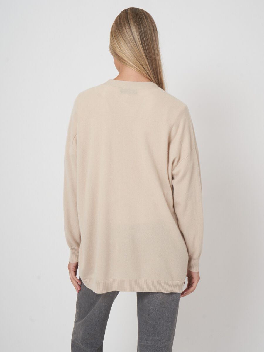 Oversized fijngebreid kasjmier vest met v-hals image number 2