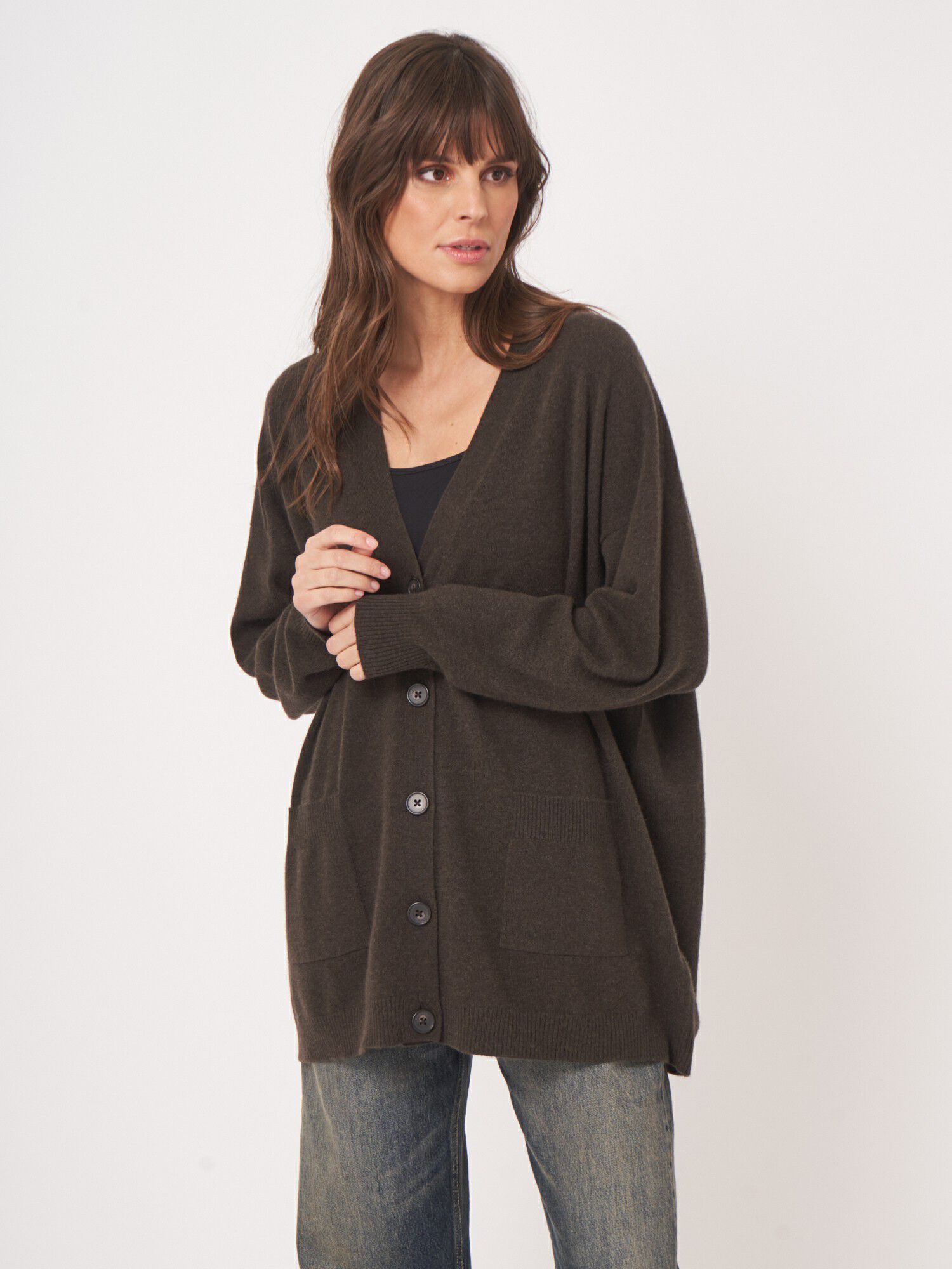 Oversized fijngebreid kasjmier vest met v-hals afbeelding
