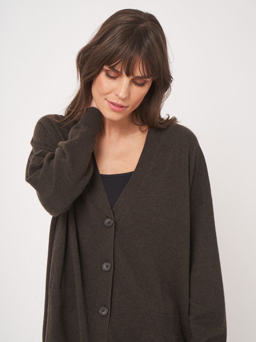 Oversized Feinstrick-Cardigan mit V-Ausschnitt image number 2