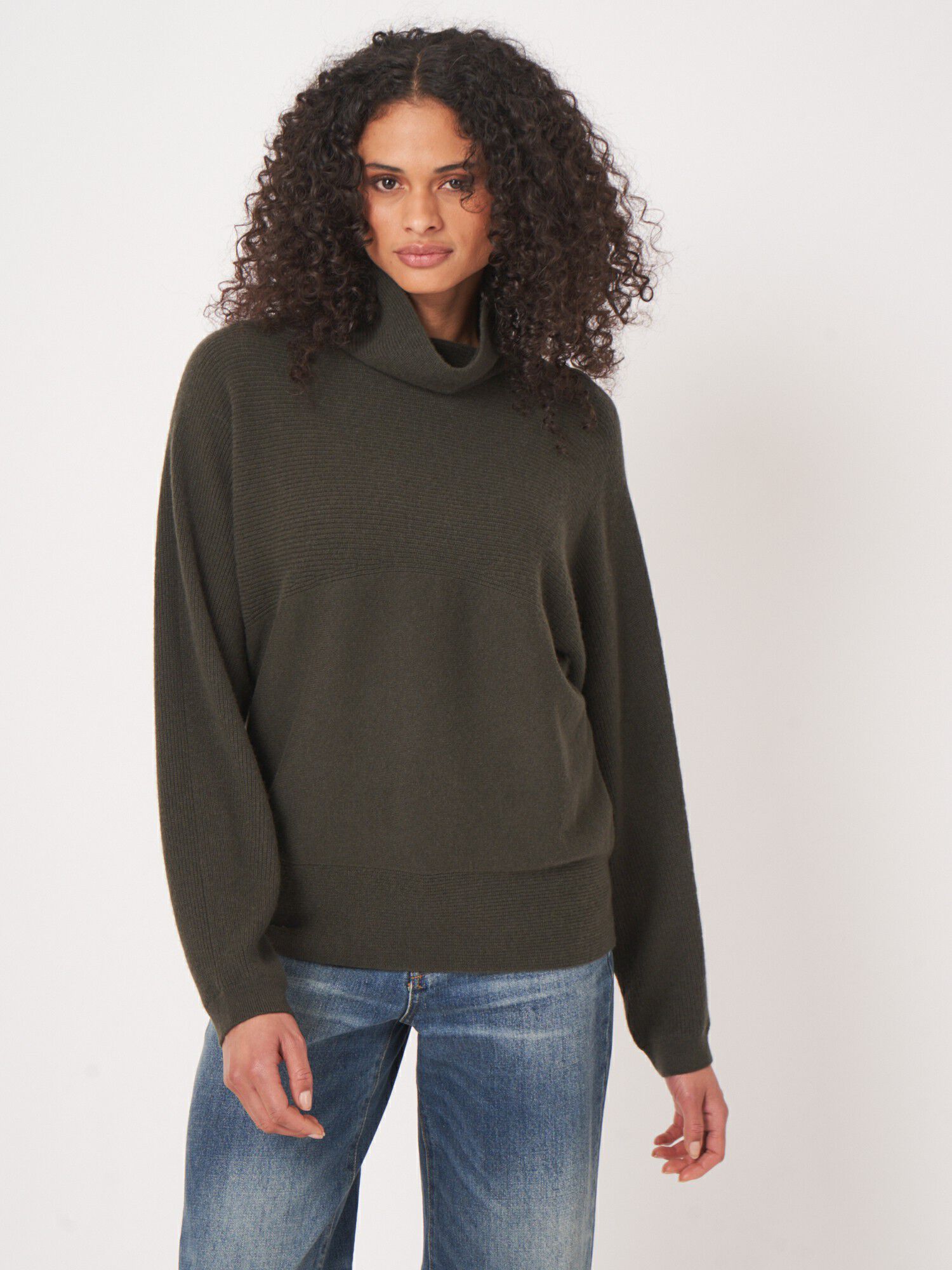 Ruimvallende coltrui van biologische kasjmier afbeelding