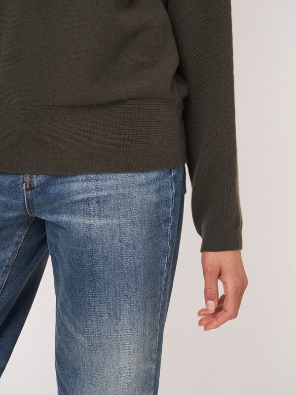 Pull ample à col roulé en cachemire biologique image number 2