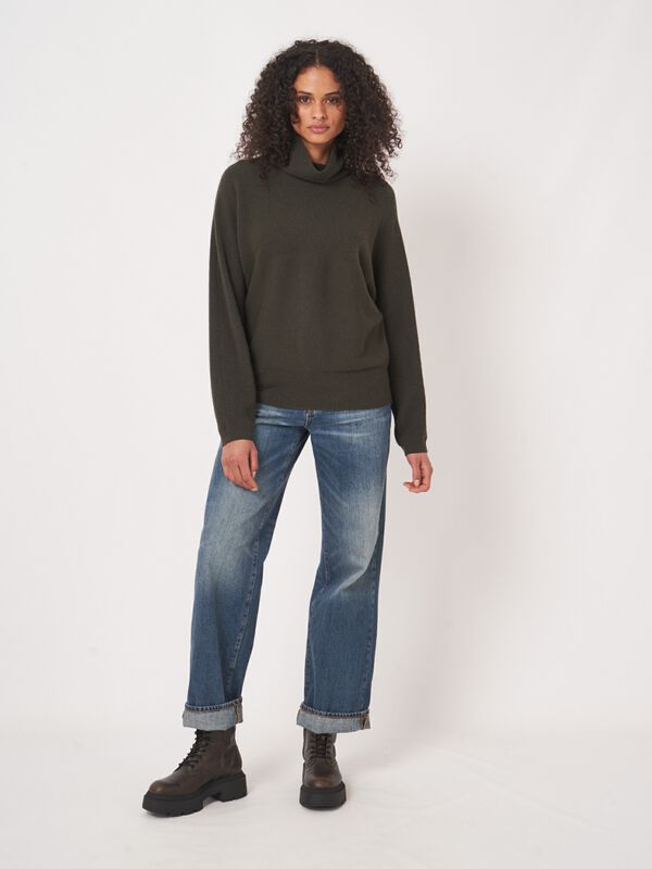 Pull ample à col roulé en cachemire biologique image number 3