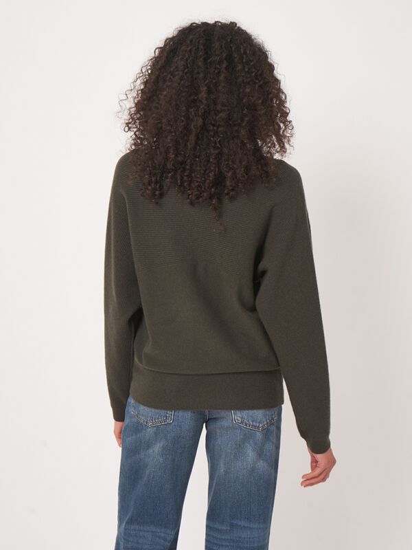Pull ample à col roulé en cachemire biologique image number 4